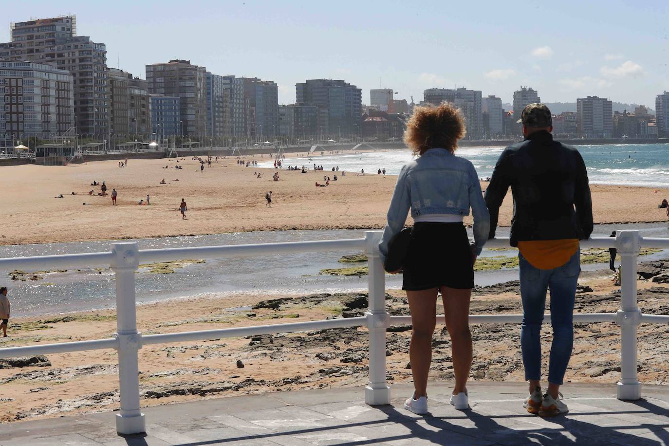 La región disfruta de una mayor apertura en el confinamiento gracias al cambio de fase que tiene efecto a partir de este lunes. Los baños en las playas, el aumento del aforo permitido en terrazas y bares y la posibilidad de juntarse en grupos de más de diez personas está permitido a partir de este momento. 