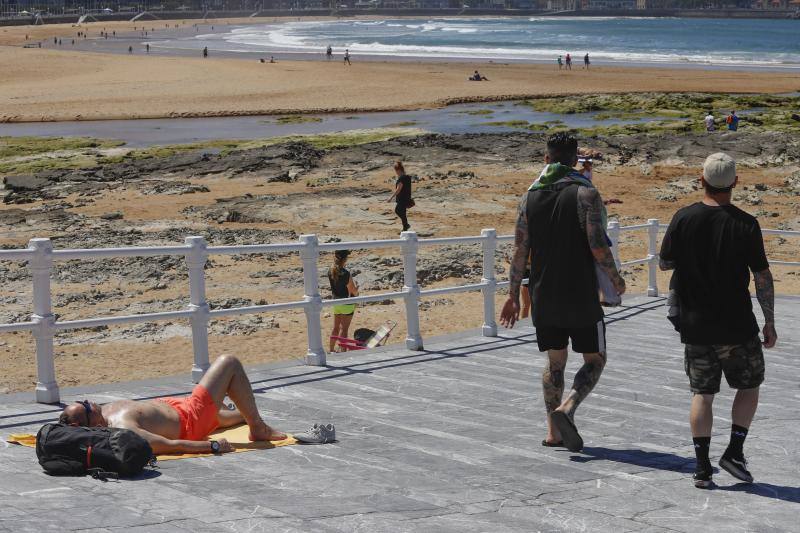 Con la entrada de Asturias en la Fase 2, muchos ciudadanos se han animado a volver a los arenales con todas las precauciones que exige el proceso de desescalada.