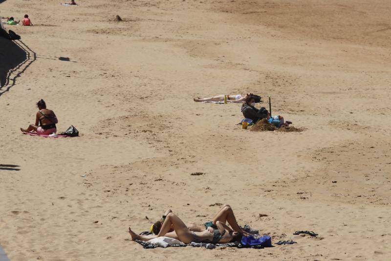 Con la entrada de Asturias en la Fase 2, muchos ciudadanos se han animado a volver a los arenales con todas las precauciones que exige el proceso de desescalada.