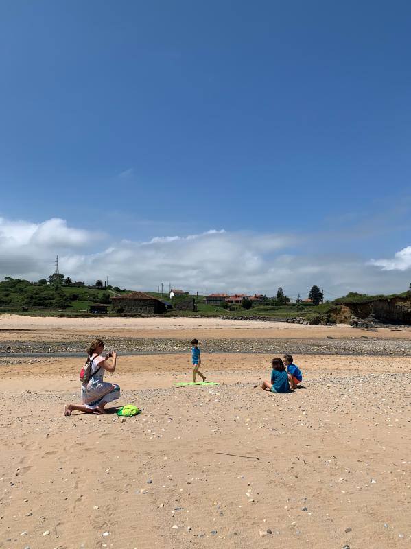 Con la entrada de Asturias en la Fase 2, muchos ciudadanos se han animado a volver a los arenales con todas las precauciones que exige el proceso de desescalada.