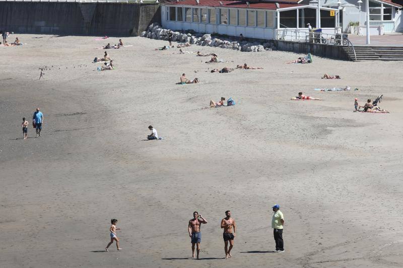 Con la entrada de Asturias en la Fase 2, muchos ciudadanos se han animado a volver a los arenales con todas las precauciones que exige el proceso de desescalada.