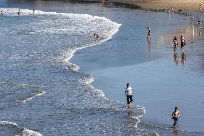 Con la entrada de Asturias en la Fase 2, muchos ciudadanos se han animado a volver a los arenales con todas las precauciones que exige el proceso de desescalada.