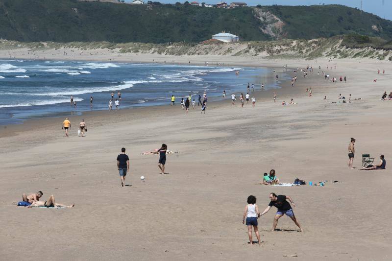 Con la entrada de Asturias en la Fase 2, muchos ciudadanos se han animado a volver a los arenales con todas las precauciones que exige el proceso de desescalada.