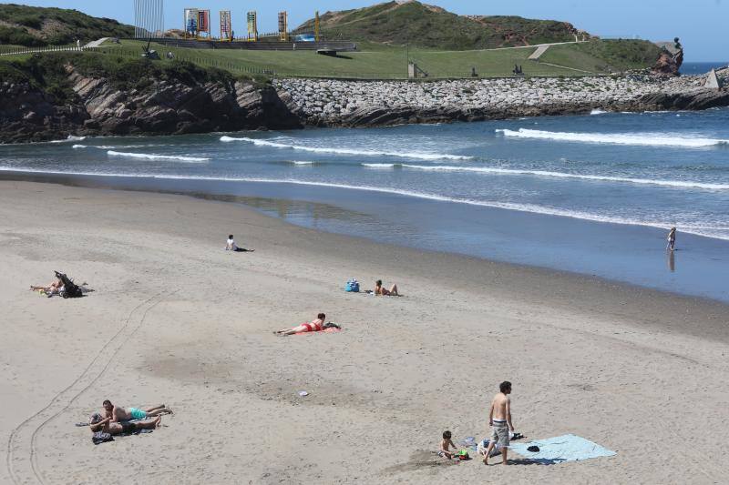 Con la entrada de Asturias en la Fase 2, muchos ciudadanos se han animado a volver a los arenales con todas las precauciones que exige el proceso de desescalada.