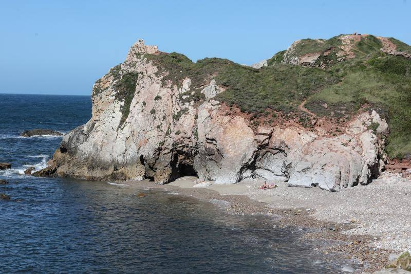 Con la entrada de Asturias en la Fase 2, muchos ciudadanos se han animado a volver a los arenales con todas las precauciones que exige el proceso de desescalada.