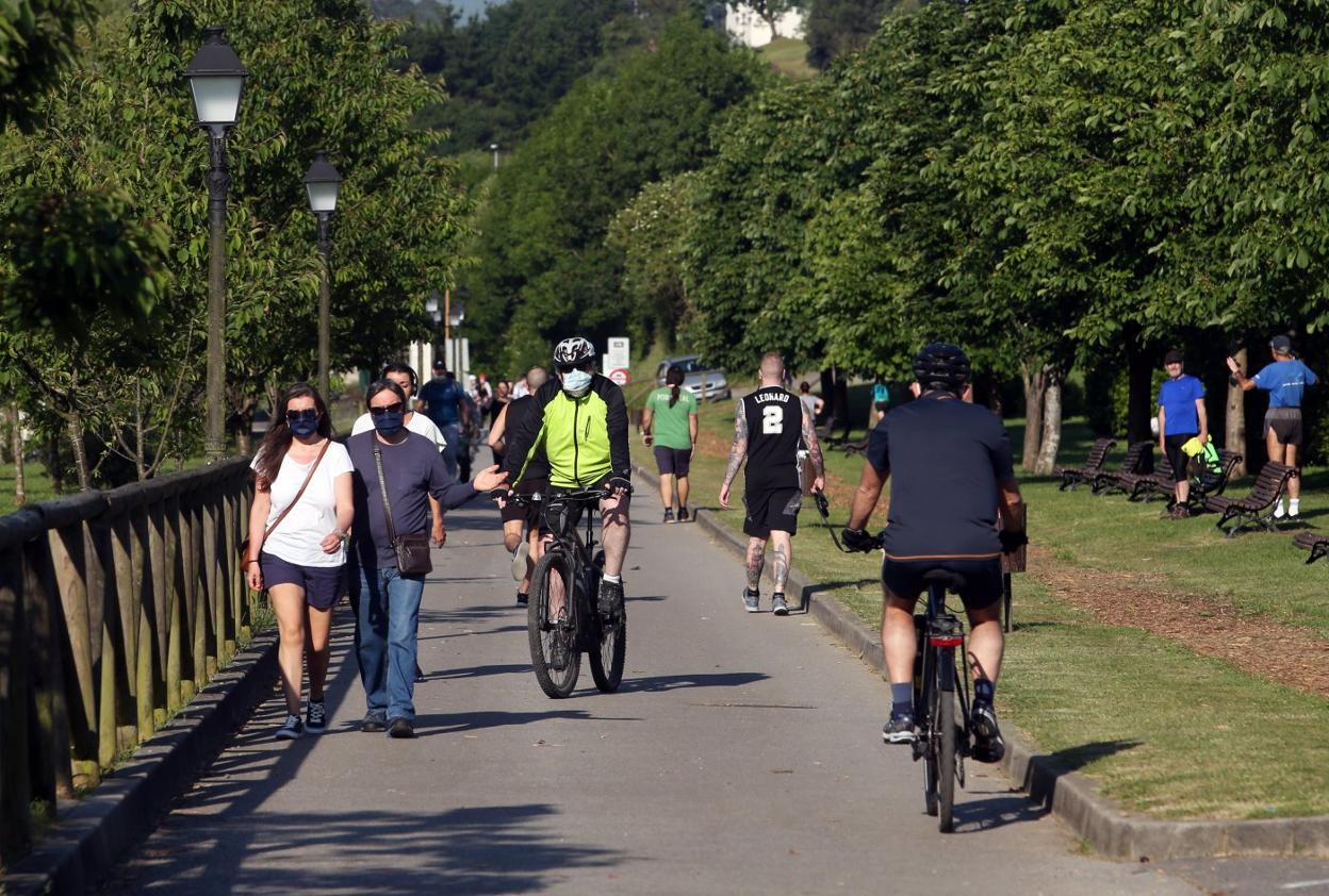 Numerosos paseantes y corredores coinciden con ciclistas en el Parque de Invierno. 