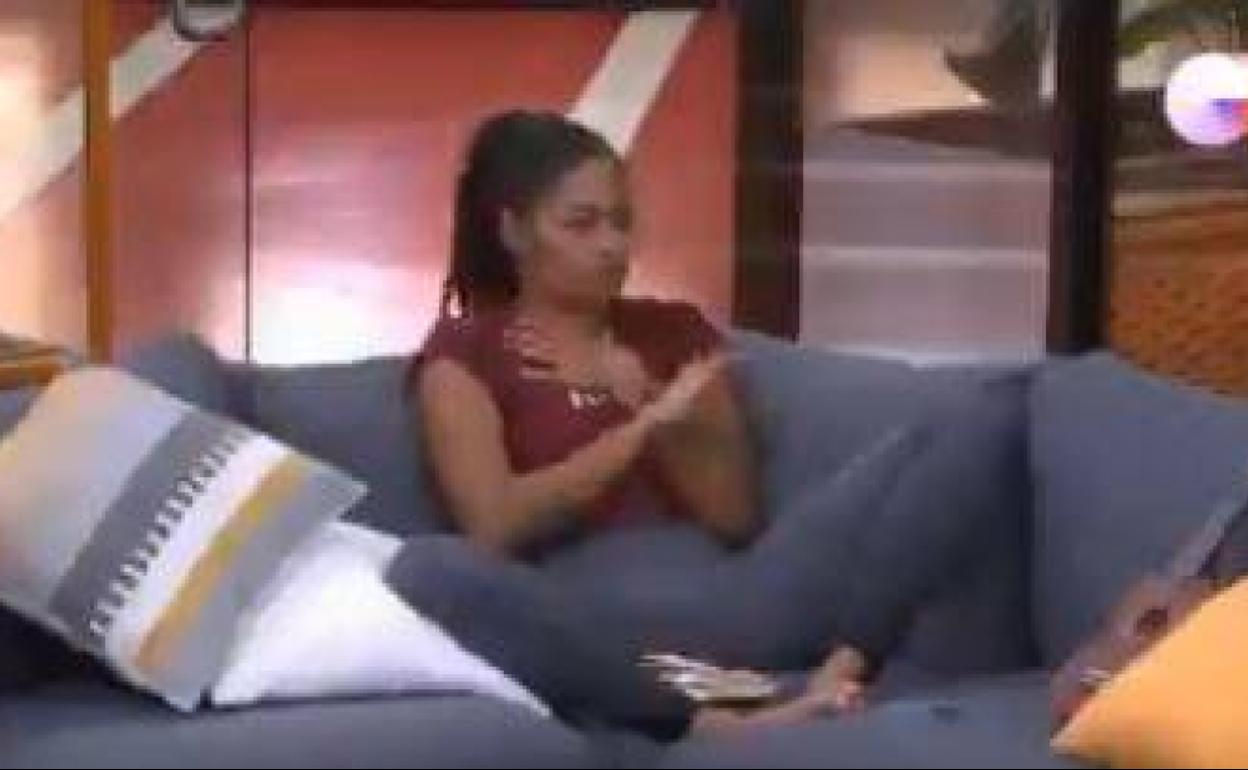 Nía, explicando a sus compañeros de Operación Triunfo su anécdota sexual. 