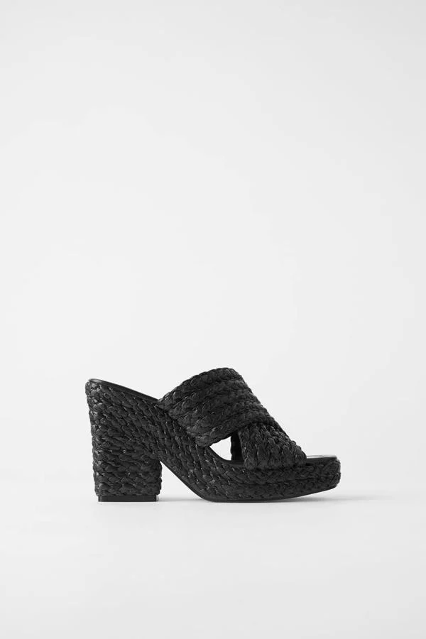 Sandalia de tacón trenzada en color negro de Zara, 39,95 euros.