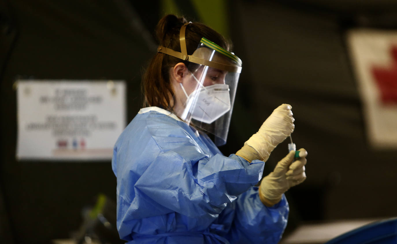 Instalado en el aparcamiento subterráneo del centro hospitalario, los profesionales siguen trabajando en la detección de posibles casos pese a que los casos registrados en la región experimentan un notable cescenso. 