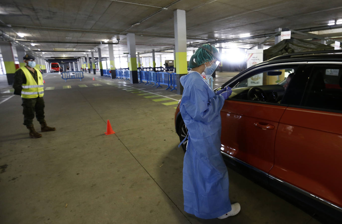 Instalado en el aparcamiento subterráneo del centro hospitalario, los profesionales siguen trabajando en la detección de posibles casos pese a que los casos registrados en la región experimentan un notable cescenso. 