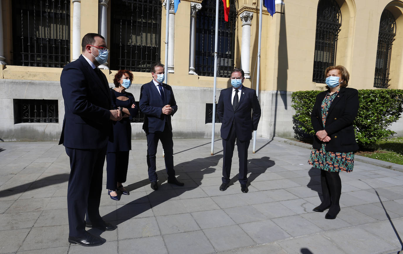 Cinco minutos de silencio, crespones negros, banderas a media asta... miembros del Gobierno regional, de los grupos parlamentarios, de los ayuntamientos, de la Delegación del Gobierno, particulares... todos han querido expresar su dolor por los fallecimientos durante la pandemia de coronavirus. España ha iniciado hoy 10 días de luto oficial.