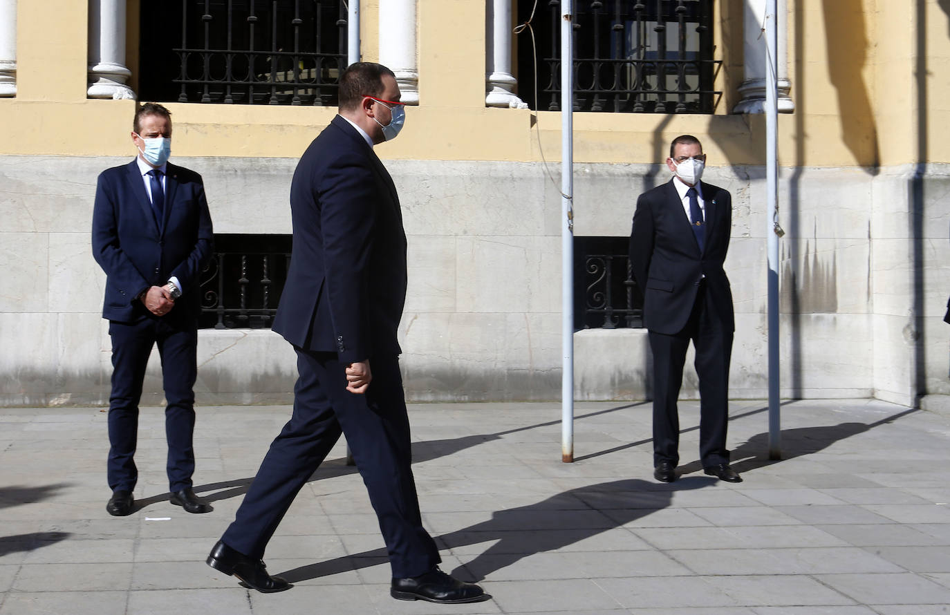 Cinco minutos de silencio, crespones negros, banderas a media asta... miembros del Gobierno regional, de los grupos parlamentarios, de los ayuntamientos, de la Delegación del Gobierno, particulares... todos han querido expresar su dolor por los fallecimientos durante la pandemia de coronavirus. España ha iniciado hoy 10 días de luto oficial.