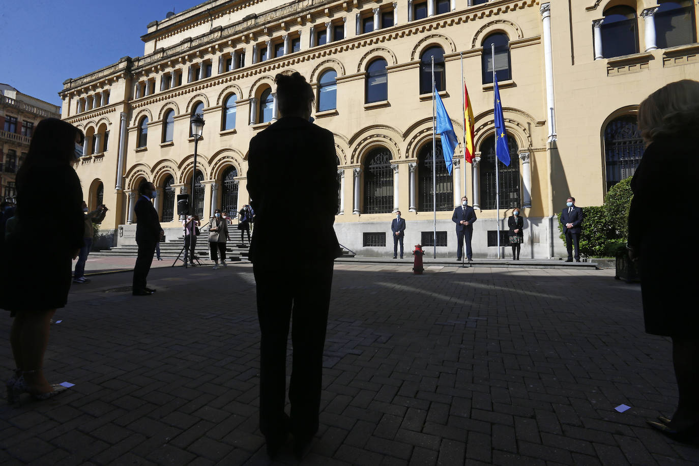 Cinco minutos de silencio, crespones negros, banderas a media asta... miembros del Gobierno regional, de los grupos parlamentarios, de los ayuntamientos, de la Delegación del Gobierno, particulares... todos han querido expresar su dolor por los fallecimientos durante la pandemia de coronavirus. España ha iniciado hoy 10 días de luto oficial.