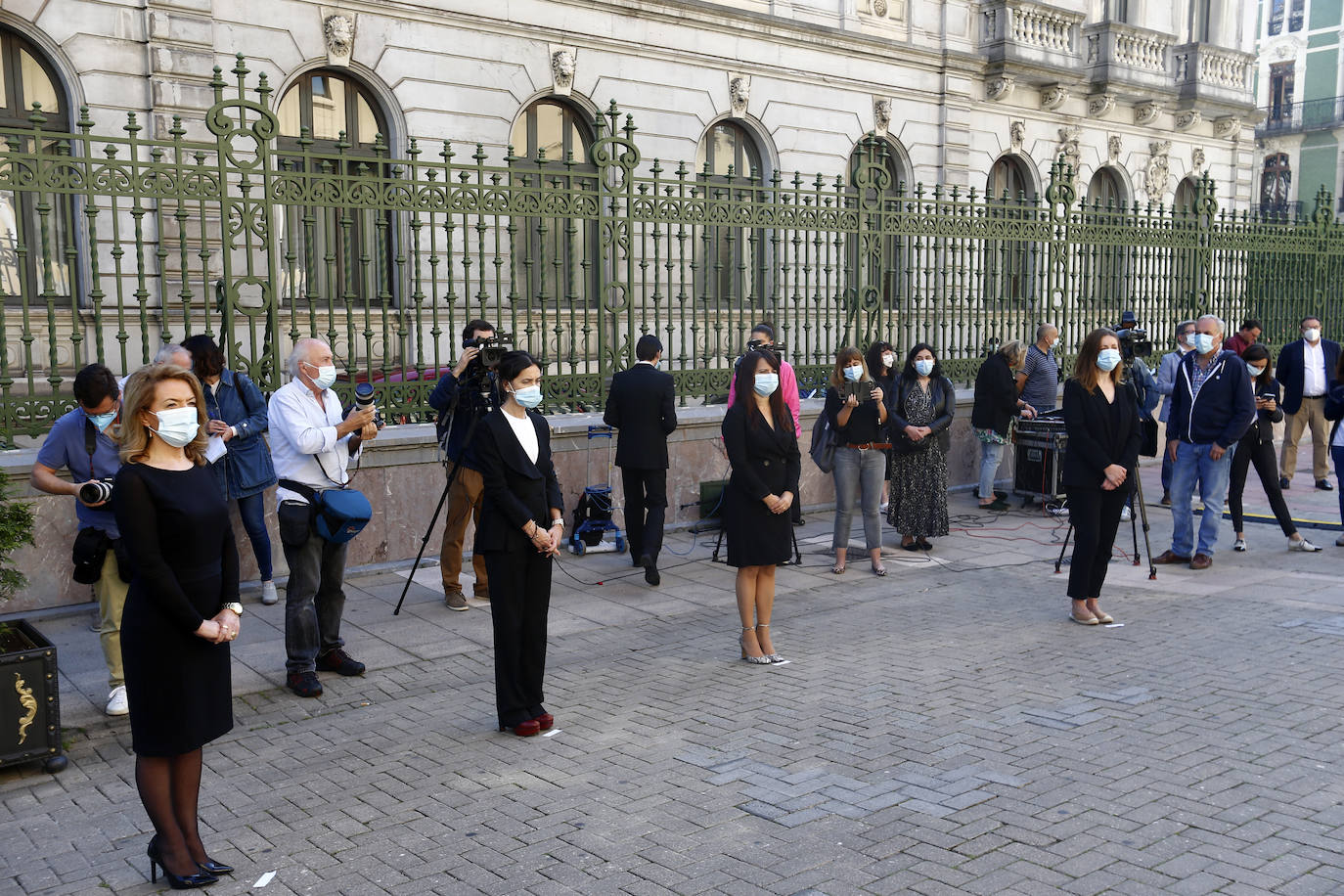Cinco minutos de silencio, crespones negros, banderas a media asta... miembros del Gobierno regional, de los grupos parlamentarios, de los ayuntamientos, de la Delegación del Gobierno, particulares... todos han querido expresar su dolor por los fallecimientos durante la pandemia de coronavirus. España ha iniciado hoy 10 días de luto oficial.