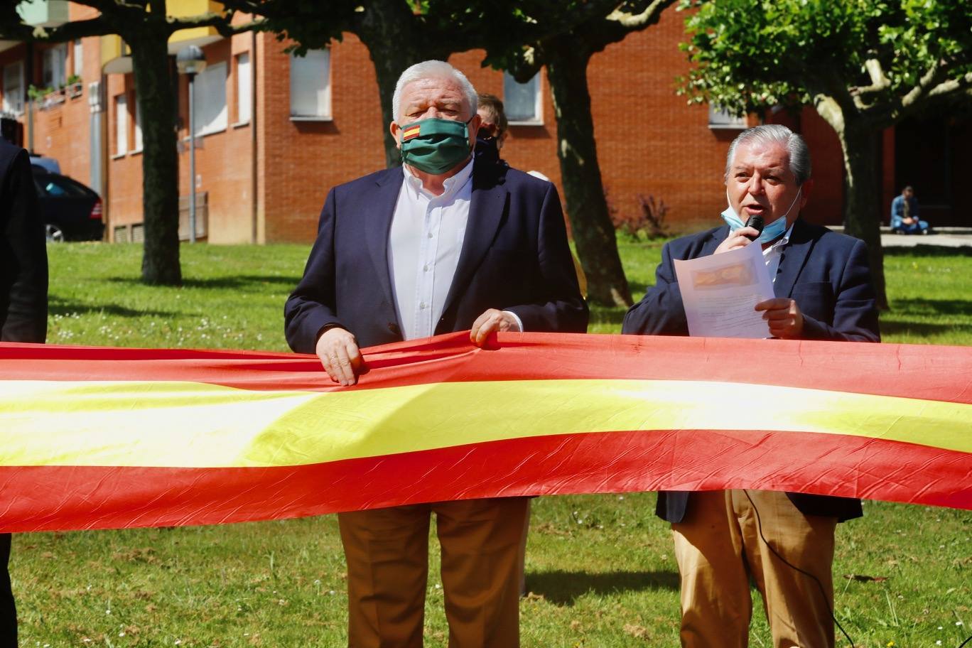 Cinco minutos de silencio, crespones negros, banderas a media asta... miembros del Gobierno regional, de los grupos parlamentarios, de los ayuntamientos, de la Delegación del Gobierno, particulares... todos han querido expresar su dolor por los fallecimientos durante la pandemia de coronavirus. España ha iniciado hoy 10 días de luto oficial.