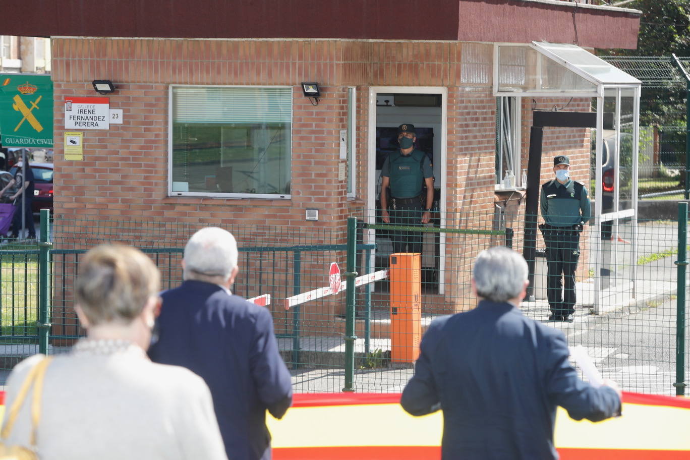 Cinco minutos de silencio, crespones negros, banderas a media asta... miembros del Gobierno regional, de los grupos parlamentarios, de los ayuntamientos, de la Delegación del Gobierno, particulares... todos han querido expresar su dolor por los fallecimientos durante la pandemia de coronavirus. España ha iniciado hoy 10 días de luto oficial.