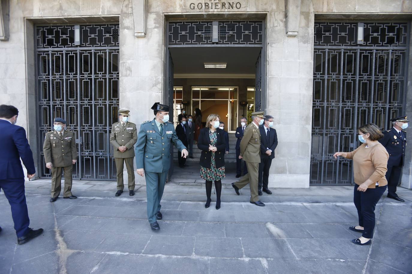 Cinco minutos de silencio, crespones negros, banderas a media asta... miembros del Gobierno regional, de los grupos parlamentarios, de los ayuntamientos, de la Delegación del Gobierno, particulares... todos han querido expresar su dolor por los fallecimientos durante la pandemia de coronavirus. España ha iniciado hoy 10 días de luto oficial.