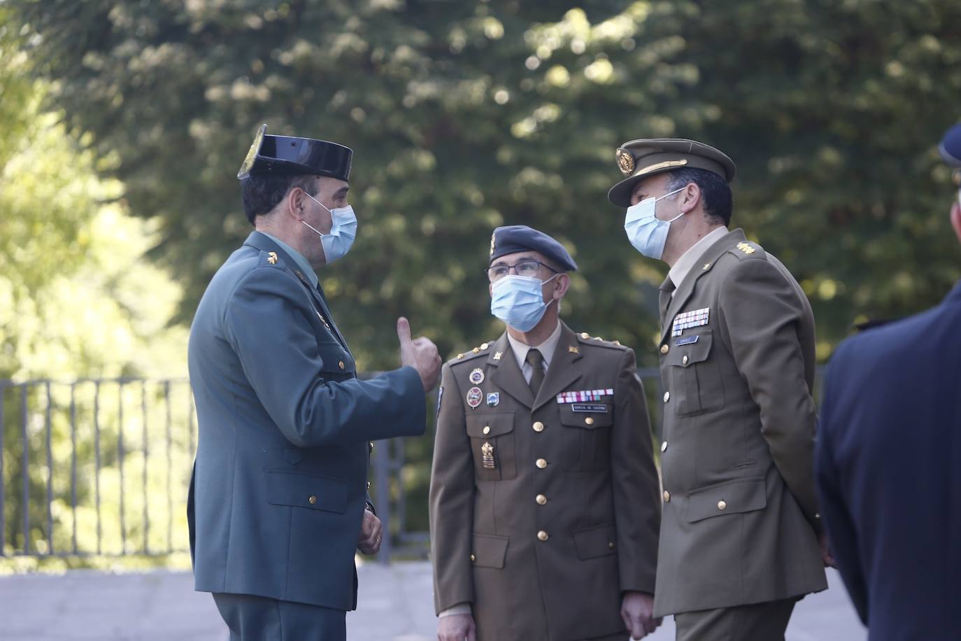Cinco minutos de silencio, crespones negros, banderas a media asta... miembros del Gobierno regional, de los grupos parlamentarios, de los ayuntamientos, de la Delegación del Gobierno, particulares... todos han querido expresar su dolor por los fallecimientos durante la pandemia de coronavirus. España ha iniciado hoy 10 días de luto oficial.