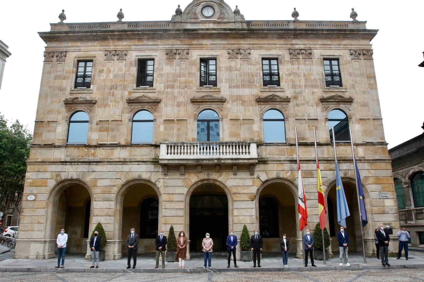 Cinco minutos de silencio, crespones negros, banderas a media asta... miembros del Gobierno regional, de los grupos parlamentarios, de los ayuntamientos, de la Delegación del Gobierno, particulares... todos han querido expresar su dolor por los fallecimientos durante la pandemia de coronavirus. España ha iniciado hoy 10 días de luto oficial.