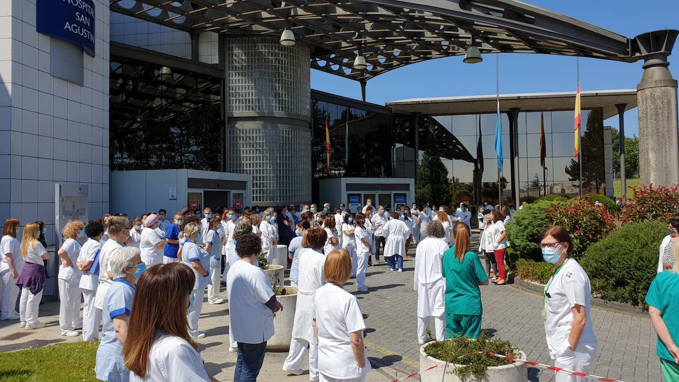 Cinco minutos de silencio, crespones negros, banderas a media asta... miembros del Gobierno regional, de los grupos parlamentarios, de los ayuntamientos, de la Delegación del Gobierno, particulares... todos han querido expresar su dolor por los fallecimientos durante la pandemia de coronavirus. España ha iniciado hoy 10 días de luto oficial.