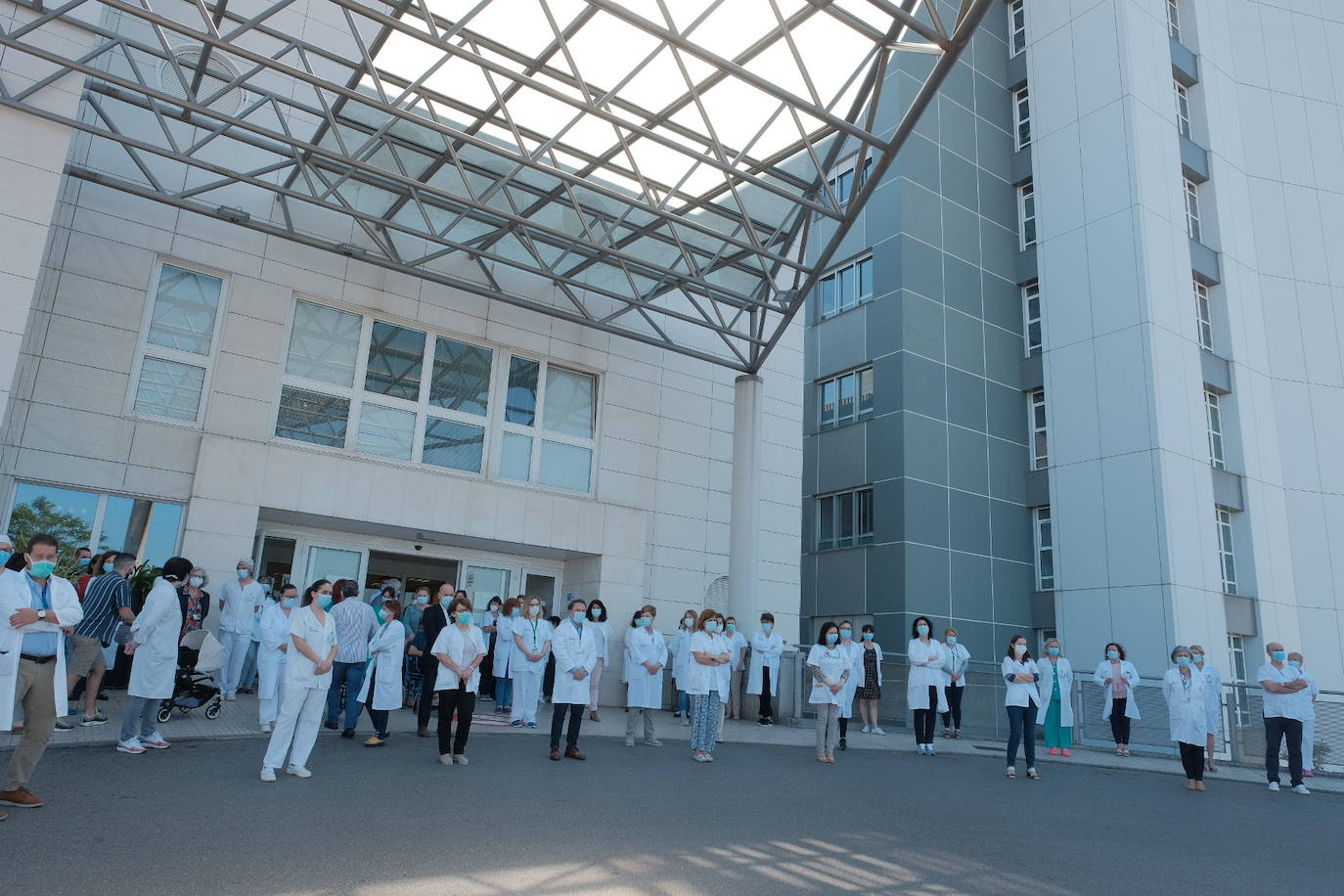 Cinco minutos de silencio, crespones negros, banderas a media asta... miembros del Gobierno regional, de los grupos parlamentarios, de los ayuntamientos, de la Delegación del Gobierno, particulares... todos han querido expresar su dolor por los fallecimientos durante la pandemia de coronavirus. España ha iniciado hoy 10 días de luto oficial.