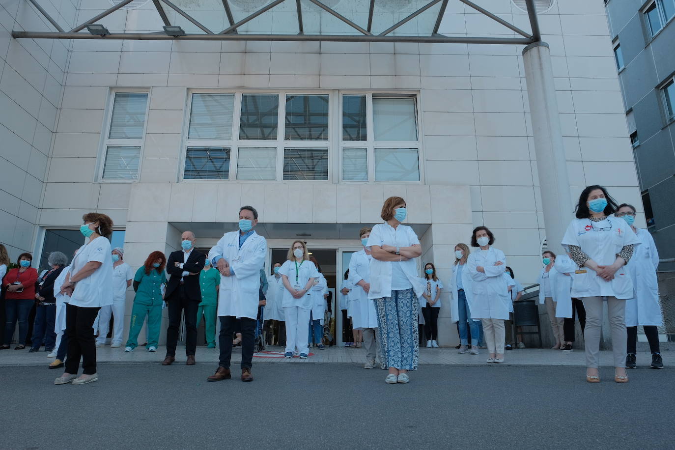 Cinco minutos de silencio, crespones negros, banderas a media asta... miembros del Gobierno regional, de los grupos parlamentarios, de los ayuntamientos, de la Delegación del Gobierno, particulares... todos han querido expresar su dolor por los fallecimientos durante la pandemia de coronavirus. España ha iniciado hoy 10 días de luto oficial.