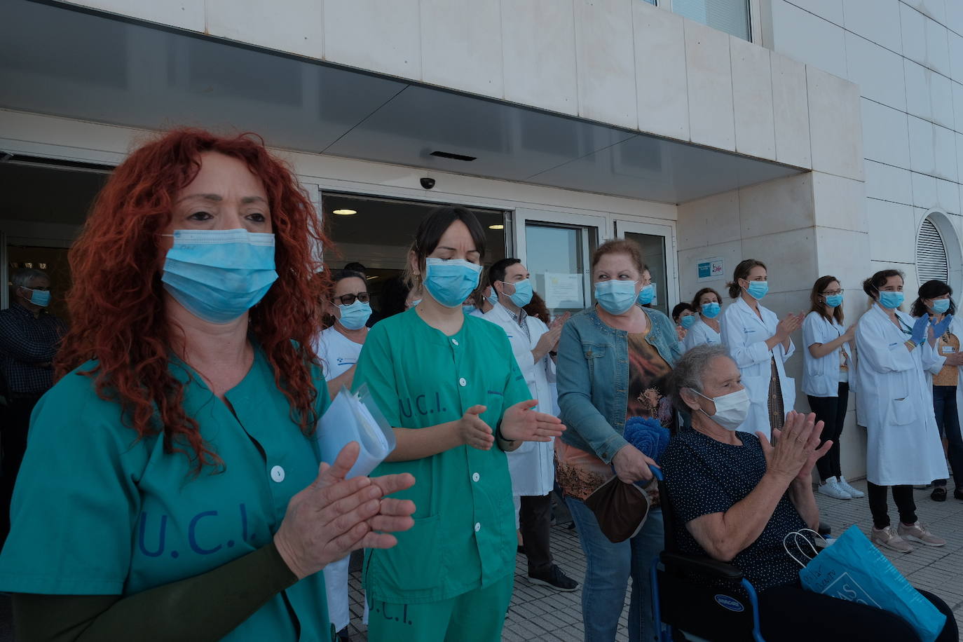 Cinco minutos de silencio, crespones negros, banderas a media asta... miembros del Gobierno regional, de los grupos parlamentarios, de los ayuntamientos, de la Delegación del Gobierno, particulares... todos han querido expresar su dolor por los fallecimientos durante la pandemia de coronavirus. España ha iniciado hoy 10 días de luto oficial.