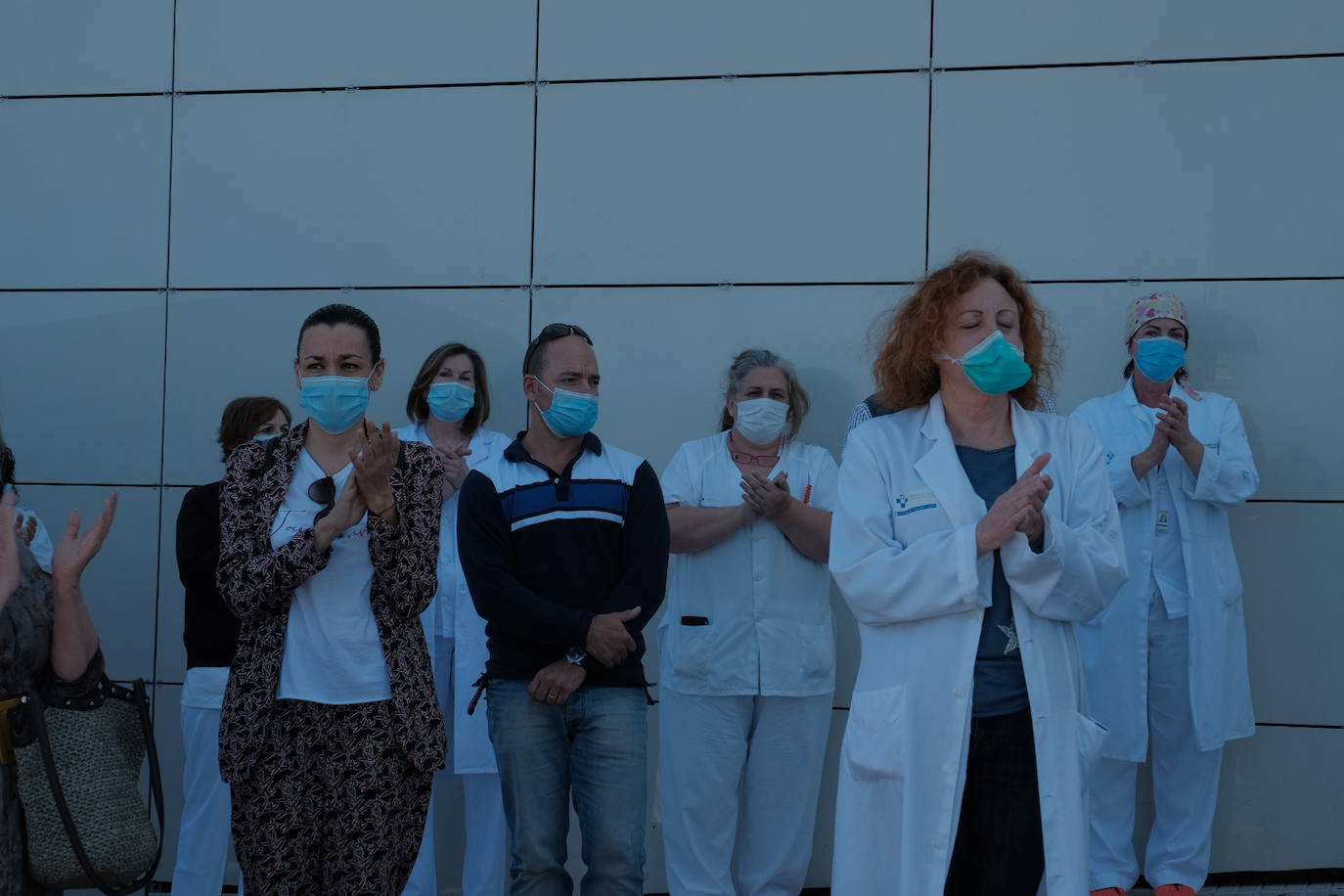 Cinco minutos de silencio, crespones negros, banderas a media asta... miembros del Gobierno regional, de los grupos parlamentarios, de los ayuntamientos, de la Delegación del Gobierno, particulares... todos han querido expresar su dolor por los fallecimientos durante la pandemia de coronavirus. España ha iniciado hoy 10 días de luto oficial.