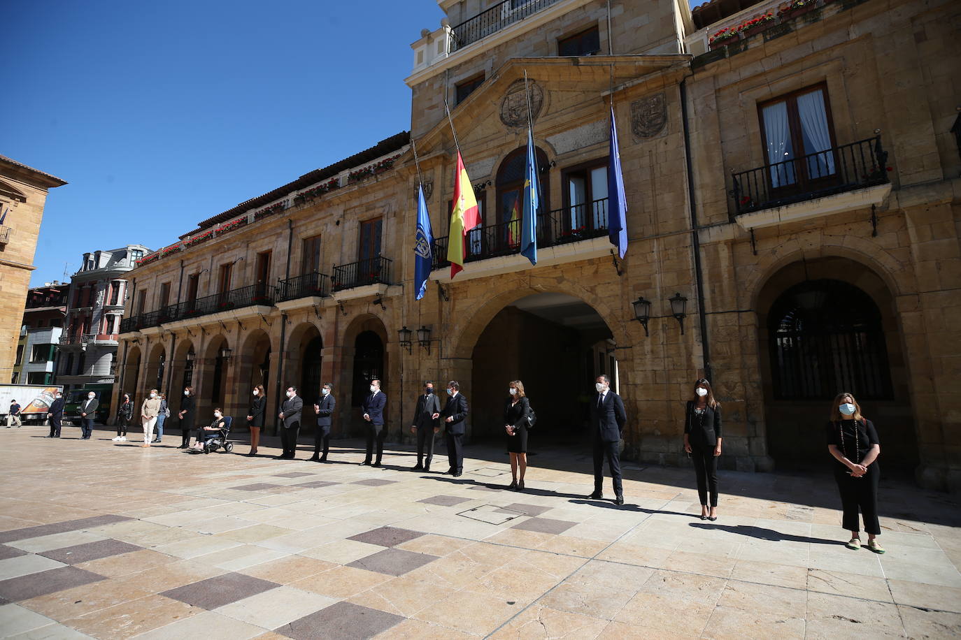 Cinco minutos de silencio, crespones negros, banderas a media asta... miembros del Gobierno regional, de los grupos parlamentarios, de los ayuntamientos, de la Delegación del Gobierno, particulares... todos han querido expresar su dolor por los fallecimientos durante la pandemia de coronavirus. España ha iniciado hoy 10 días de luto oficial.
