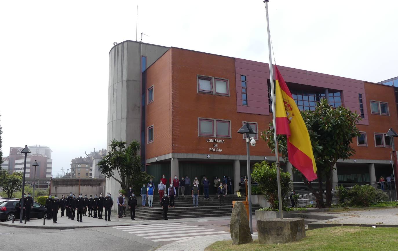 Cinco minutos de silencio, crespones negros, banderas a media asta... miembros del Gobierno regional, de los grupos parlamentarios, de los ayuntamientos, de la Delegación del Gobierno, particulares... todos han querido expresar su dolor por los fallecimientos durante la pandemia de coronavirus. España ha iniciado hoy 10 días de luto oficial.