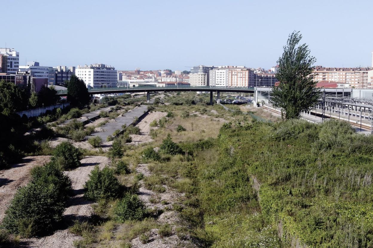 Al fondo, el Museo del Ferrocarril. A la derecha la estación de Sanz Crespo junto a la que se plantea la de Moreda. 