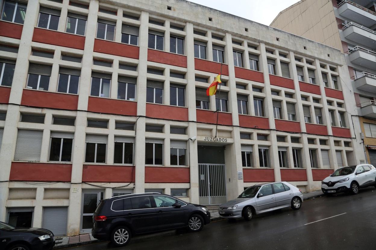  Juzgado de Instrucción de Pola de Siero, donde ayer compareció el investigado. 