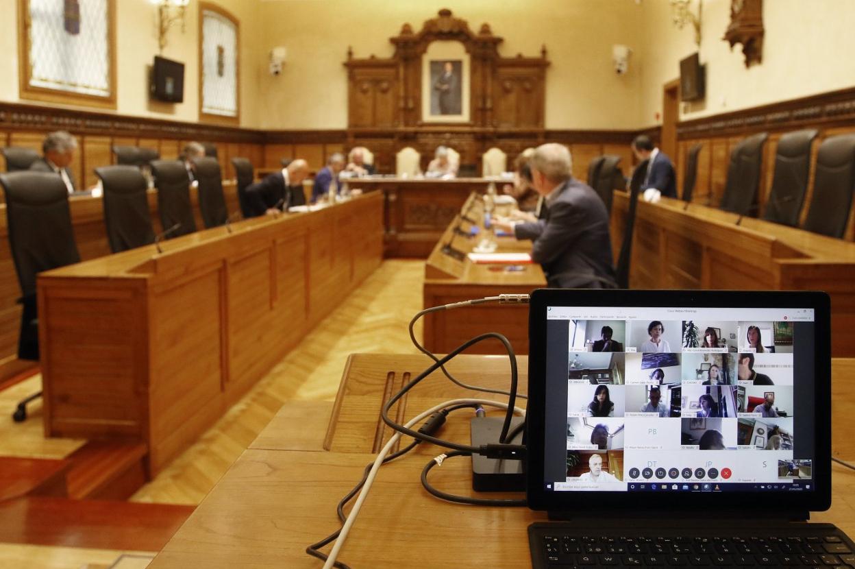 Pleno municipal de ayer con parte de los ediles siguiéndolo de forma telemática. 