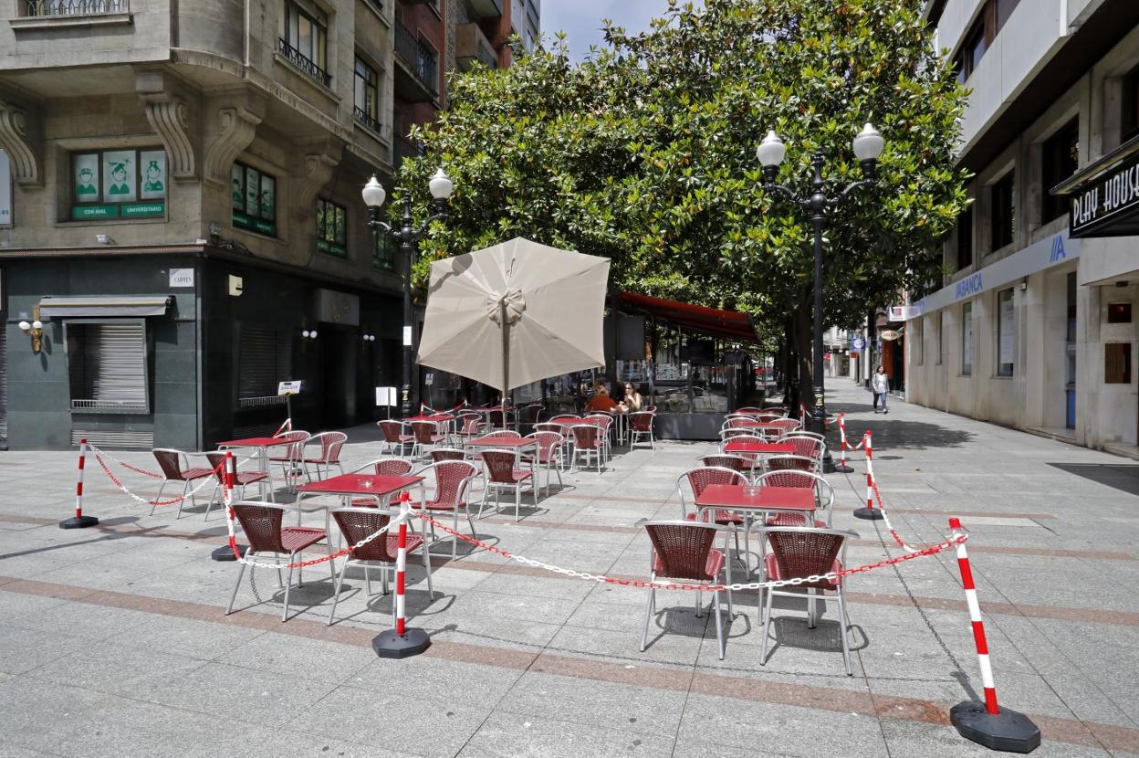 Ampliación de la terraza de la cafetería Mayerling, en la calle Corrida, en Gijón. 