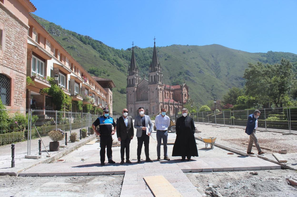 Gerardo López, jefe de la Policía Local canguesa; Carlos González, director del Consorcio de Transportes; Jorge García, director general de Movilidad; José Manuel González, alcalde de Cangas de Onís; y Adolfo Mariño, abad de Covadonga; en el tramo entre la basílica y la casa de los canónigos que será de uso peatonal. 