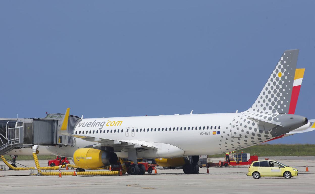 Un avión de Vueling en el aeropuerto de Asturias. 