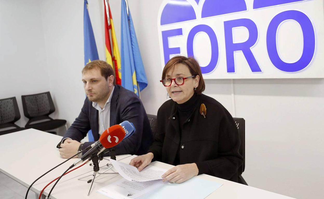 La presidenta de Foro, Carmen Moriyón, junto al secretario general y también diputado autonómico, Adrián Pumares.