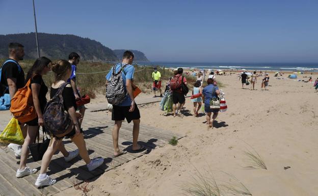Las altas temperaturas llenan las playas asturianas y auguran un fin de semana de aglomeraciones