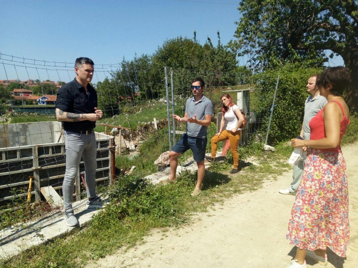 Miembros de Podemos en su visita a la obra de El Covarón. 