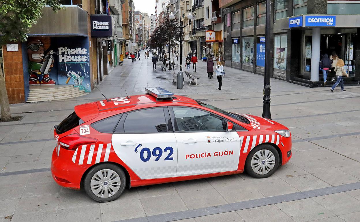 Un coche de la Policía Local de Gijón 