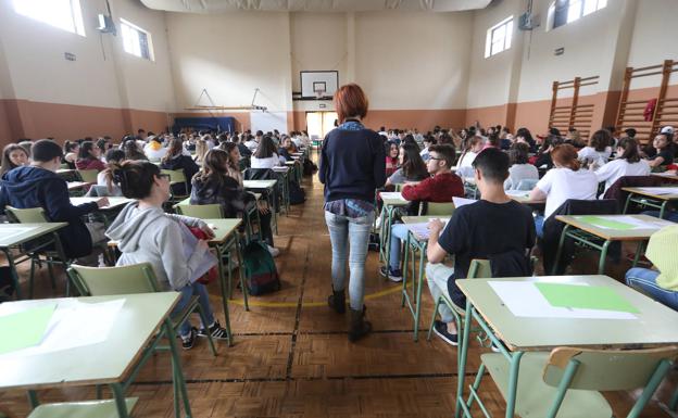 La EBAU, en grandes sedes de la región, con mascarilla y guantes para recoger el examen