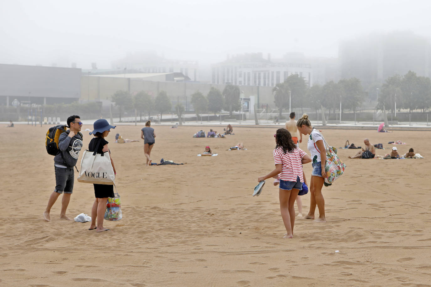 Fotos: Las playas asturianas, con numerosas visitas y controles a pesar de la niebla