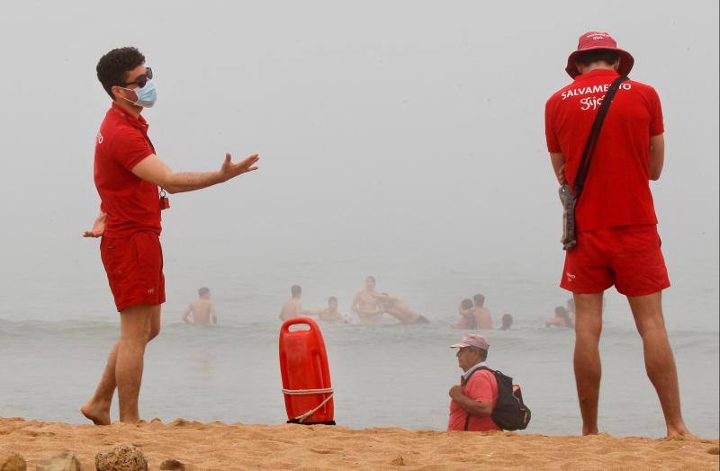 Fotos: Las playas asturianas, con numerosas visitas y controles a pesar de la niebla