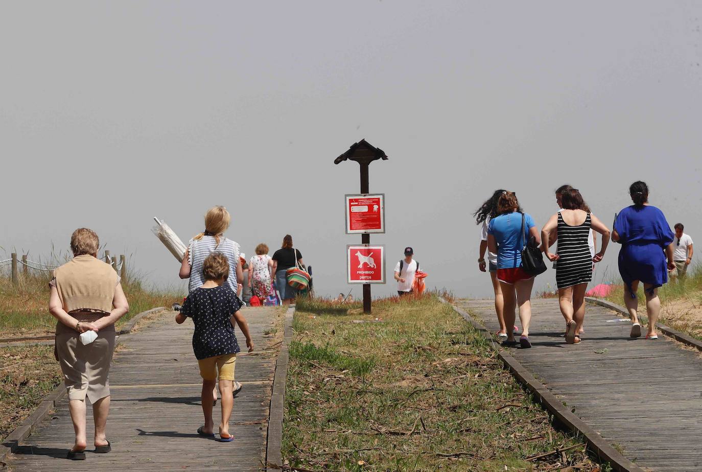 Fotos: Las playas asturianas, con numerosas visitas y controles a pesar de la niebla