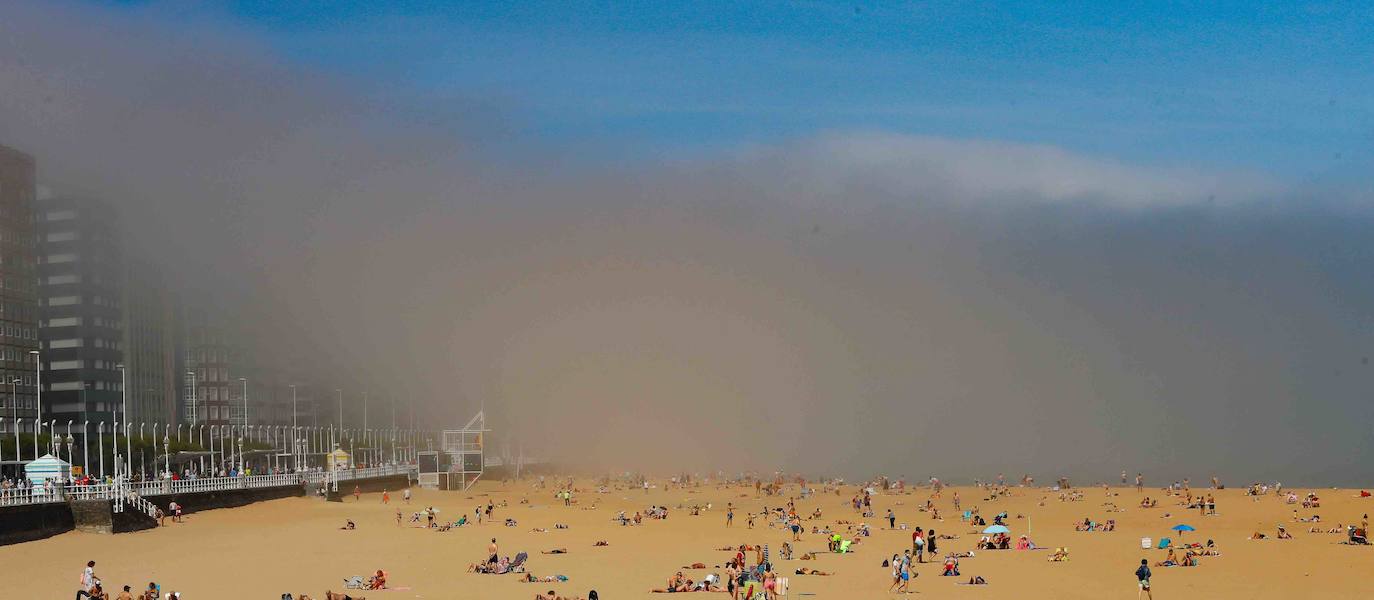 Fotos: Las playas asturianas, con numerosas visitas y controles a pesar de la niebla