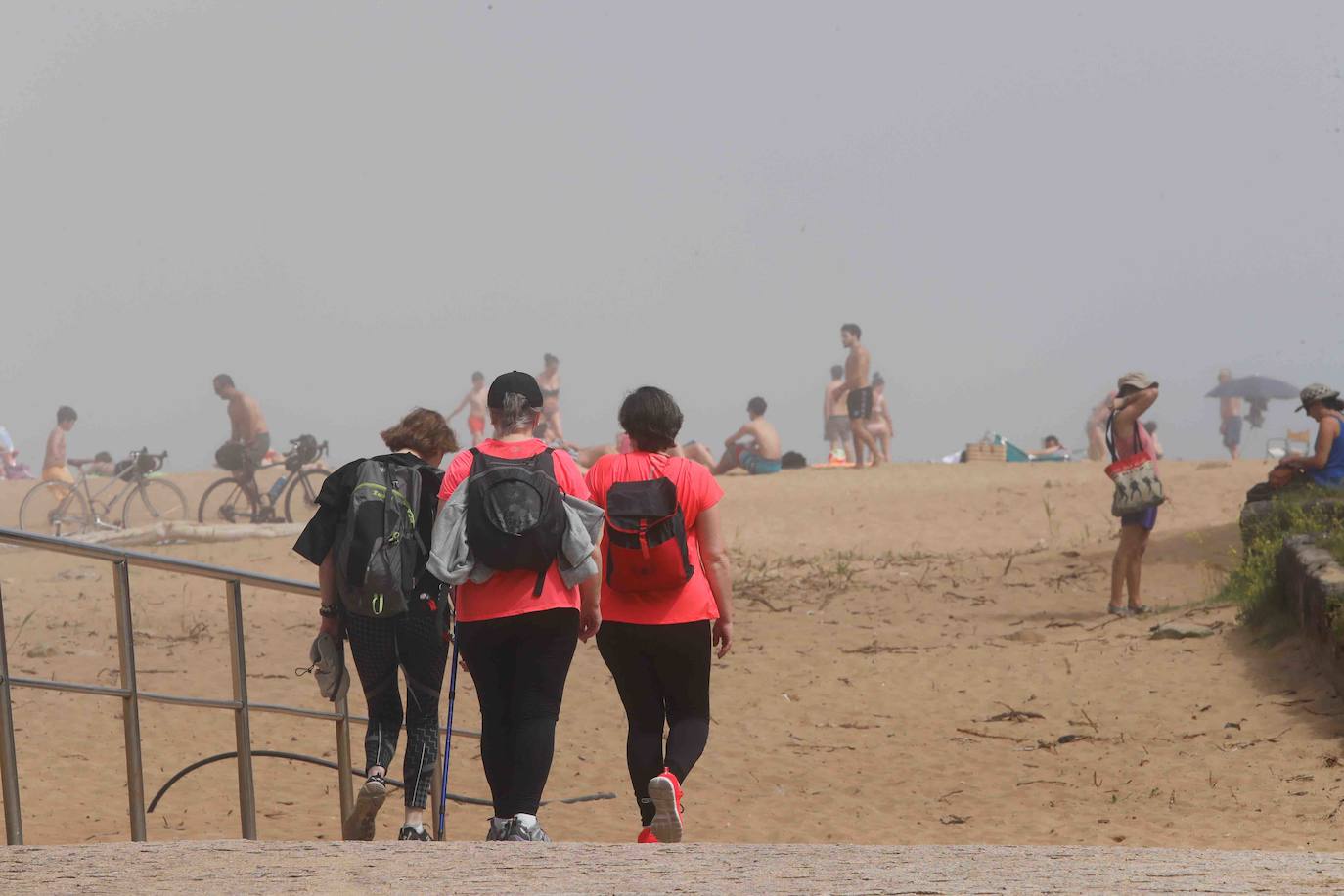 Fotos: Las playas asturianas, con numerosas visitas y controles a pesar de la niebla