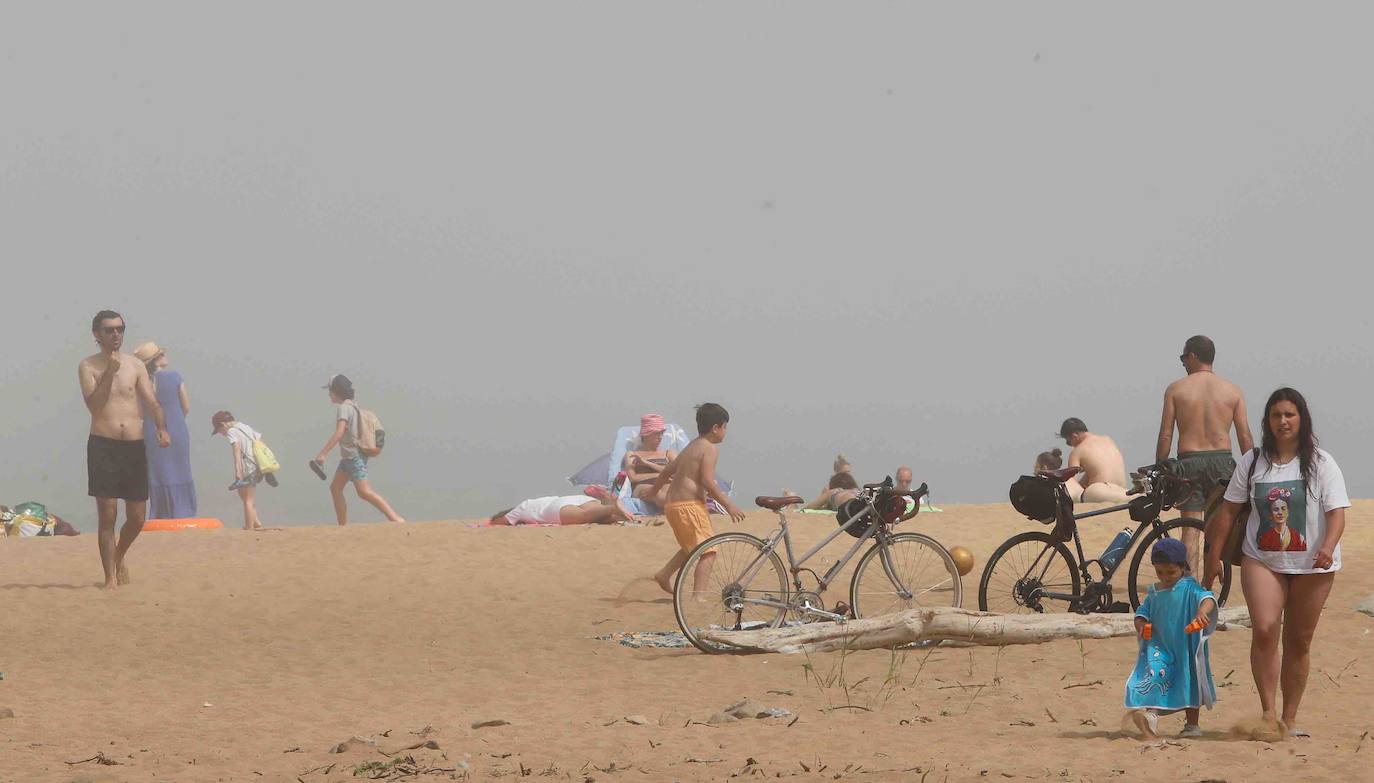 Fotos: Las playas asturianas, con numerosas visitas y controles a pesar de la niebla