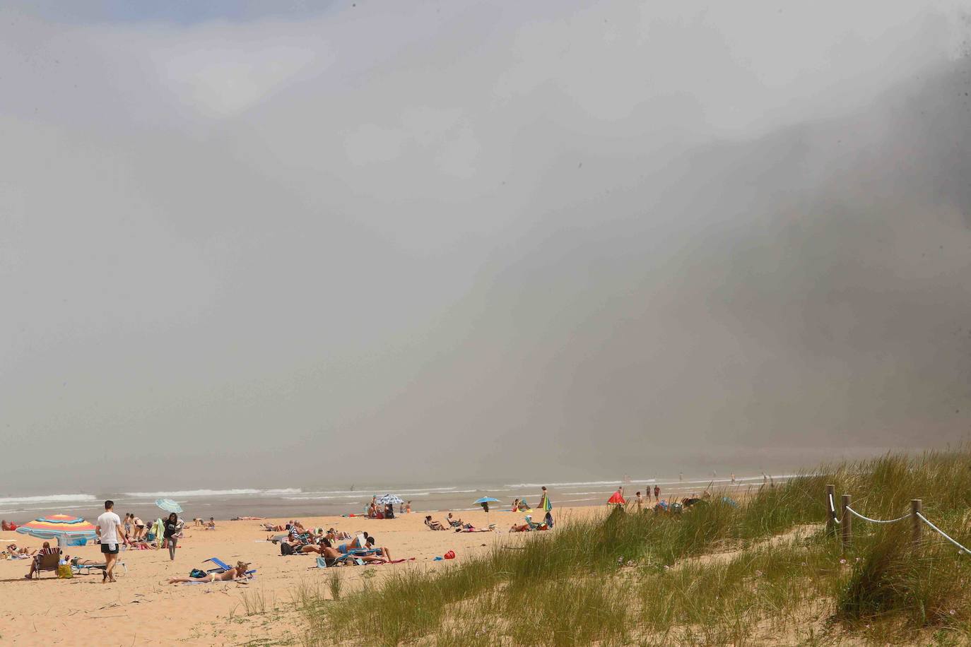 Fotos: Las playas asturianas, con numerosas visitas y controles a pesar de la niebla