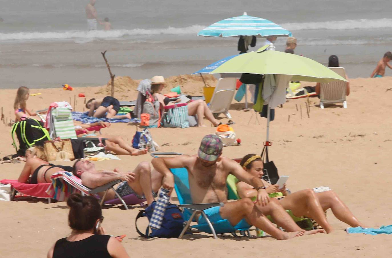 Fotos: Las playas asturianas, con numerosas visitas y controles a pesar de la niebla