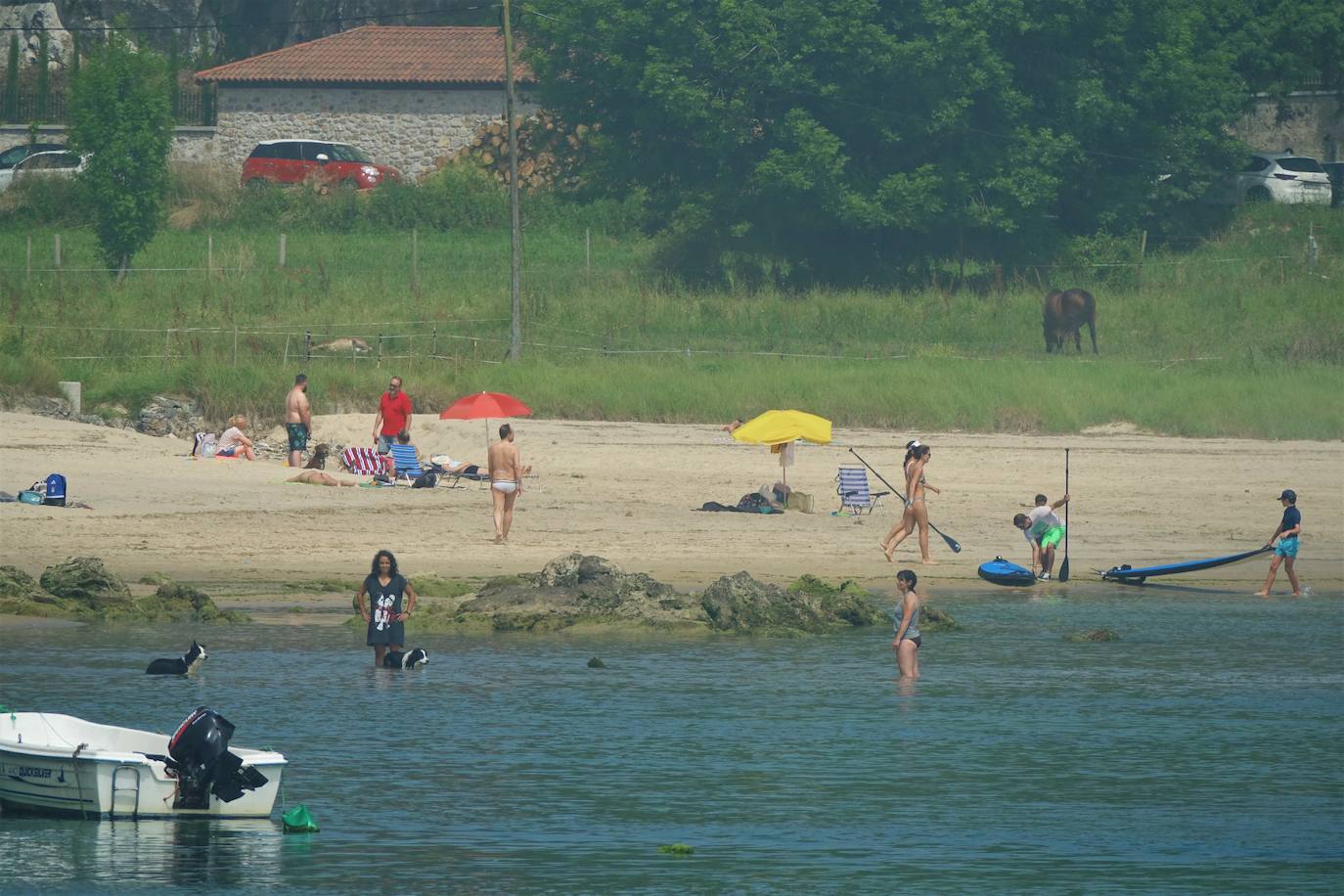 Fotos: Las playas asturianas, con numerosas visitas y controles a pesar de la niebla